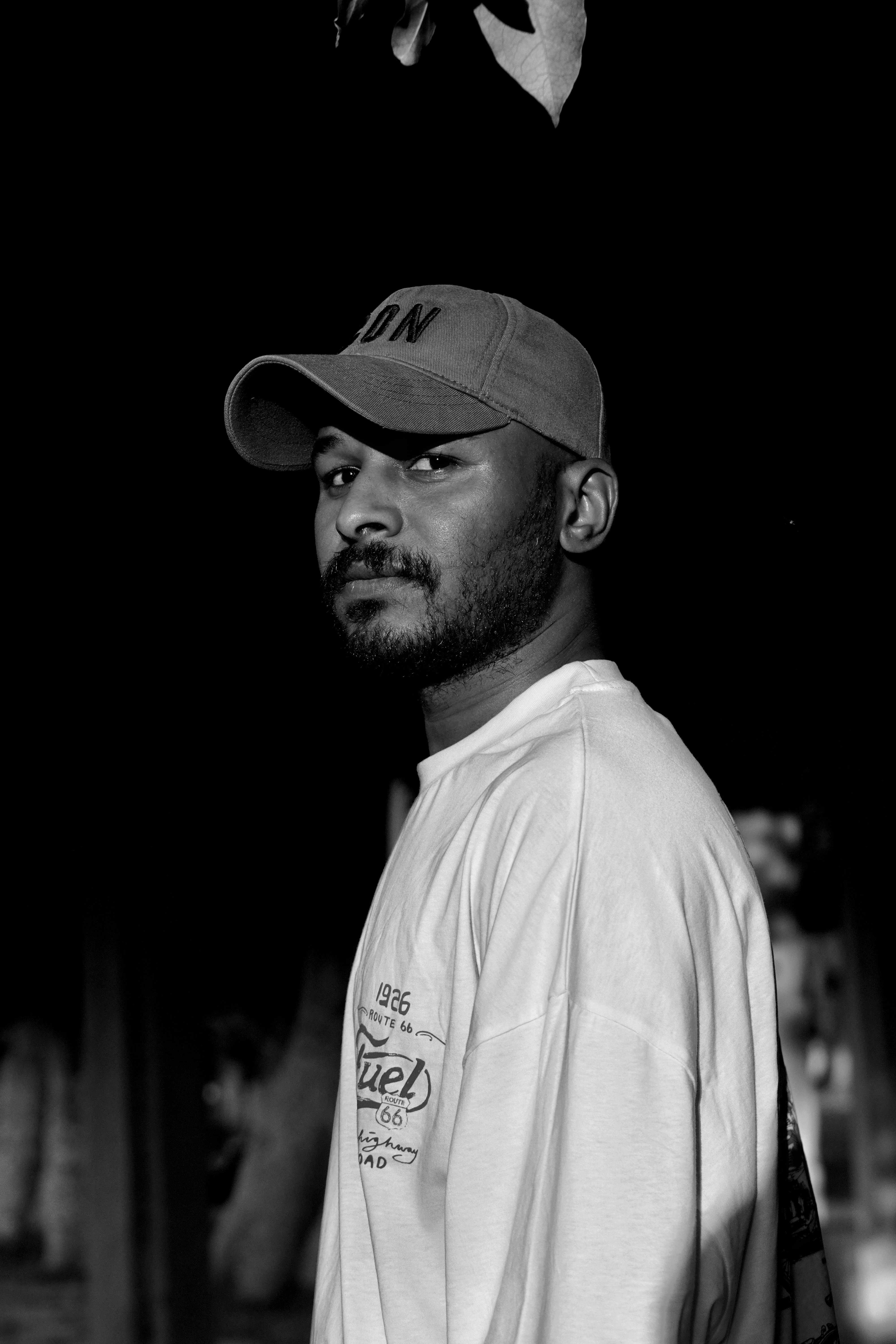 لوحة فنية من أعمال حكيم الطليس على خلفية سوداء فاخرة